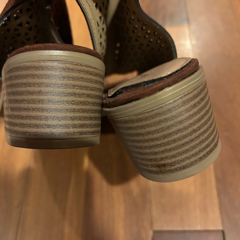 Womans American Eagle Faux Suede Perforated Peep toe Low Chunky heels Size 8.5 - Picture 7 of 7